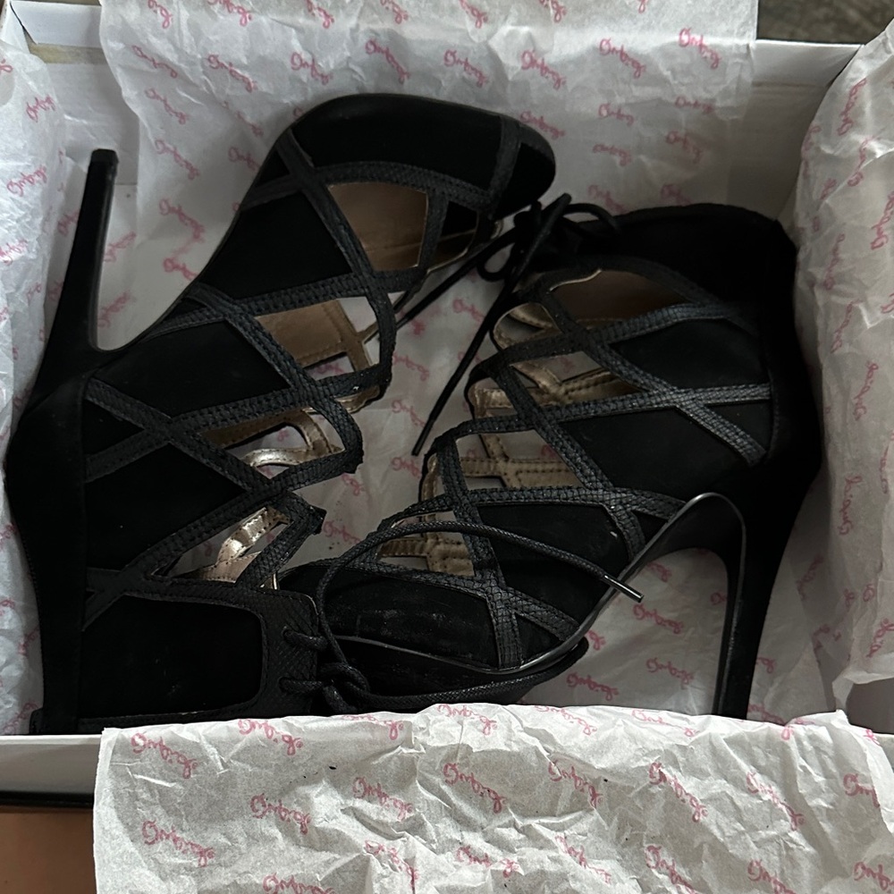 Qupid Elegant Black Lace-Up Heels